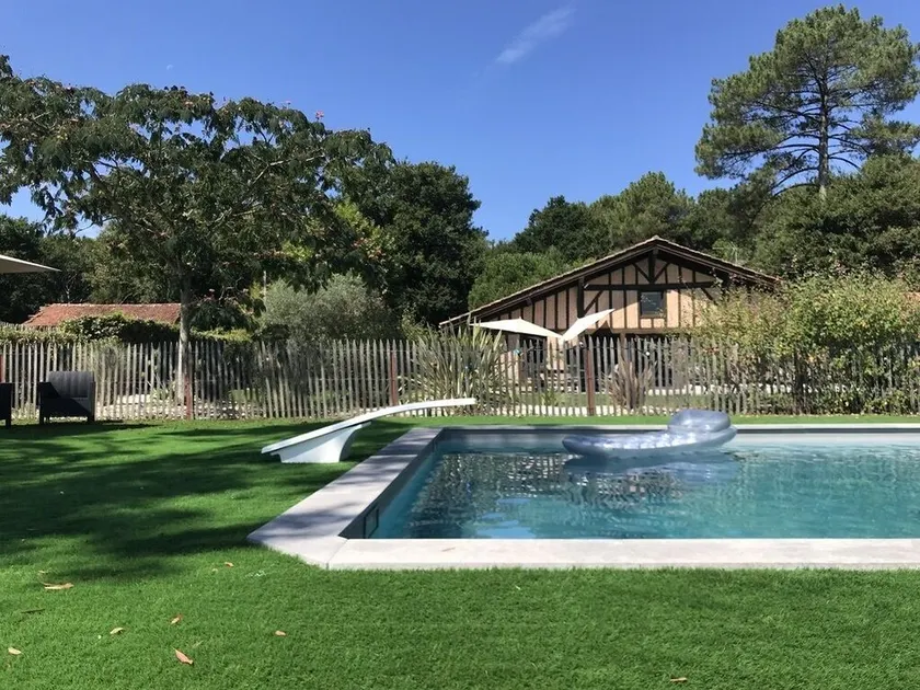Spacious house in wooded grounds: Swimming pool/Jacuzzi and Tennis court - Image 1