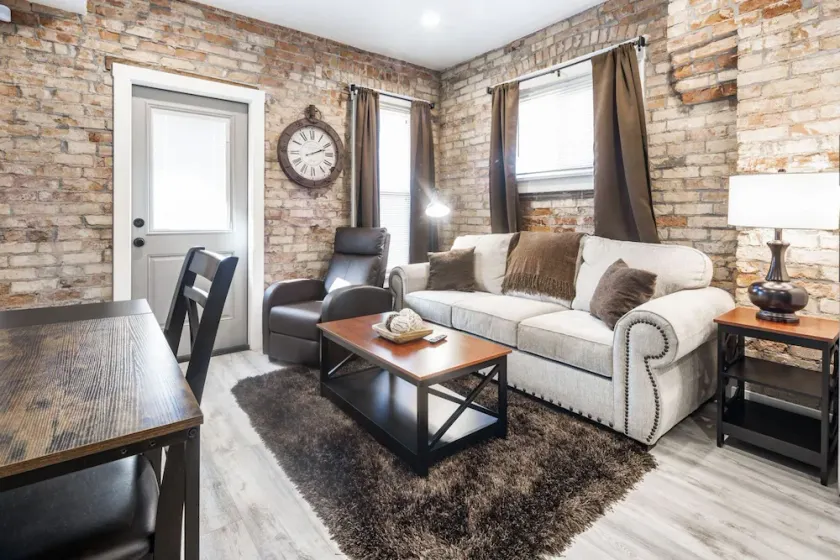 Close To Downtown Comfy 1 Bed 1 Bath Apartment - Image 1