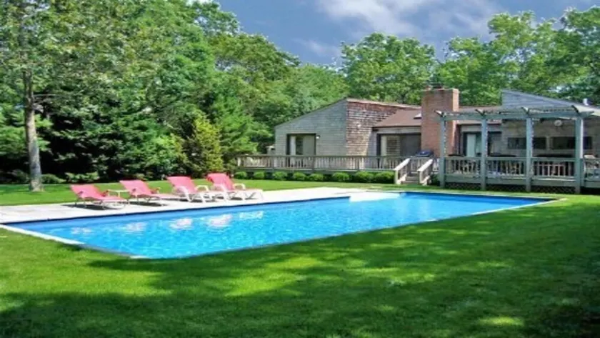 East Hampton slice of heaven with heated pool and 3 minute drive to village. - Image 1