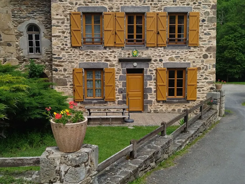 Charming Village Cottage with Courtyard, near Lavaudieu & Doulon Church - Image 1