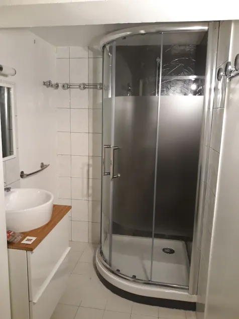 location , avec son jardin,  grand terrain arboré, proche mer, en rez-de-villa - Image 1