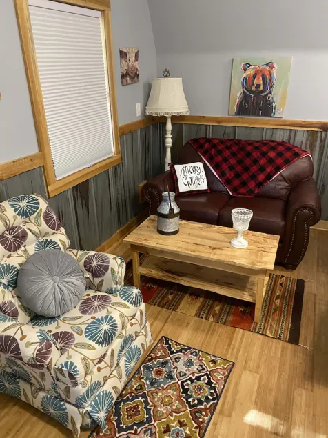 Cozy Cabin by the Creek - Image 1