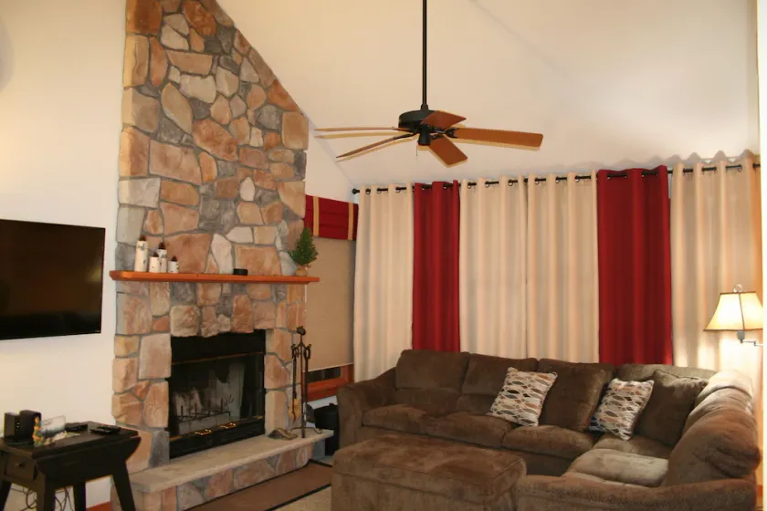 Beautiful home, 4 bedrooms, across from Camelback Resort - Image 1