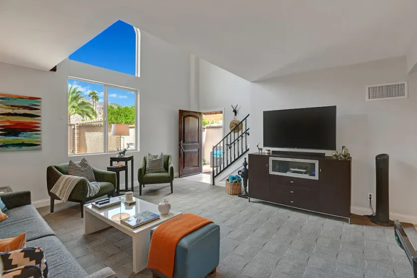 Blocks from downtown PALM SPRINGS! Close to the Casino, trails and  night life! - Image 1