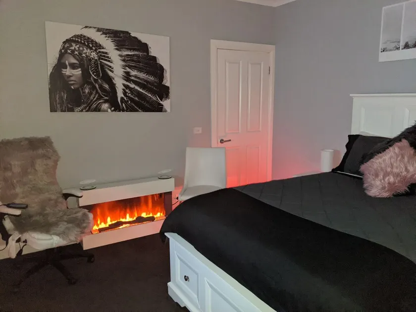 Country Luxury. Delux Queen Bed, Full Bathroom. Private Unit. Massage chair. - Image 1