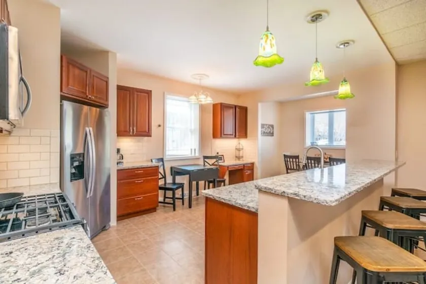 Hidden Emerald open floor plan/ Remodeled Apartment - Image 1