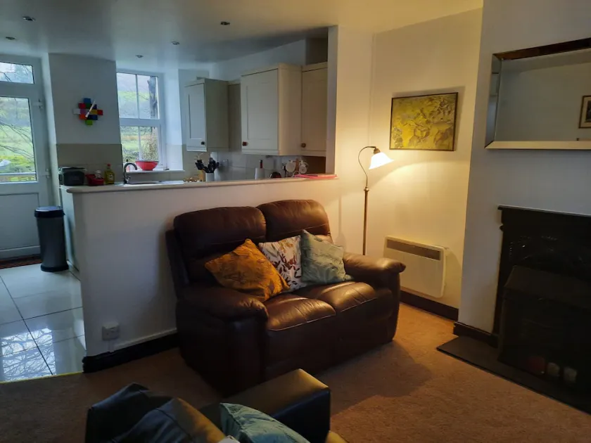 Sommerhus ved bredden af floden Colwyn med privat gårdhave med delt niveau - Image 1