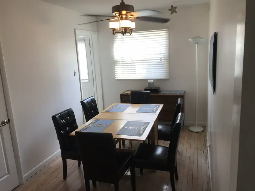 WALK TO U OF I CHAMPAIGN CAMPUS & STADIUM, SLEEPS 6,NEW MONTHLY RATE!! - Image 1