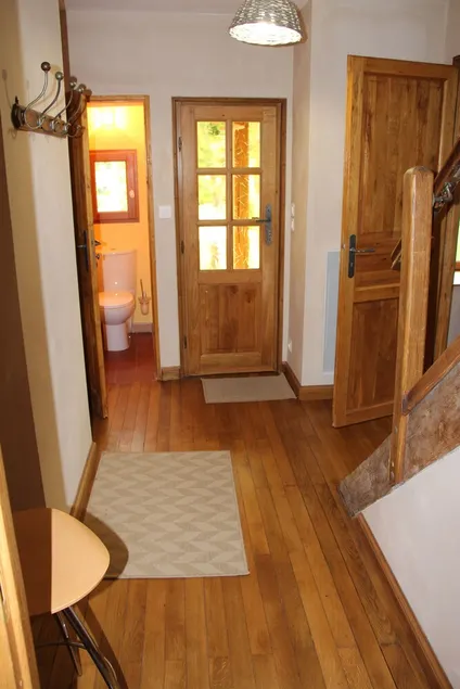 Cottage \"Morvan\" in park on the banks of the Loire in a small tourist town. - Image 1