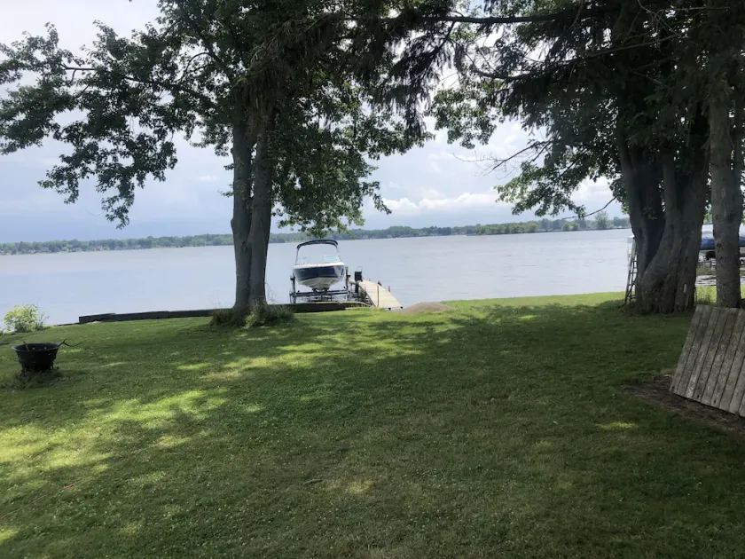 Quiet property on lake Oneida - Image 1