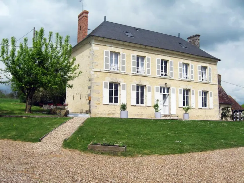 Geräumiges Haus mit überdachtem Pool und WLAN in Laleu - Image 1