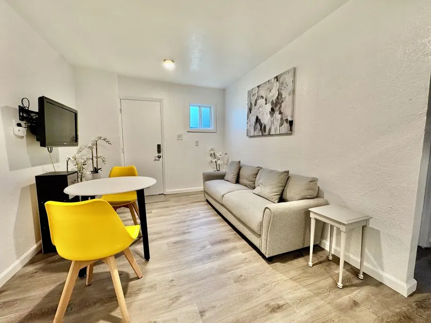 Natural Light 1 Bedroom In-Law Unit w/Washer/Dryer - Image 1