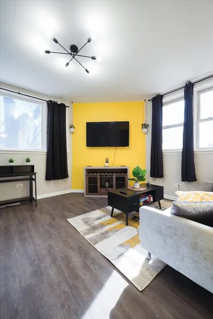 Sunflower Apt 10 Min from Downtown Chicago - Sleeps up to 6 - Image 1
