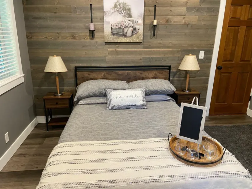 Cozy one room suite on two acres. - Image 1
