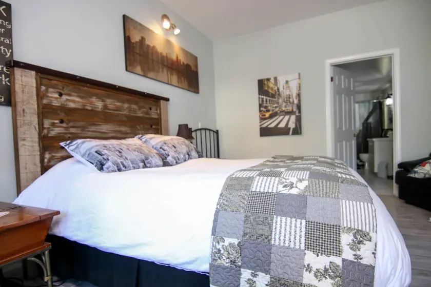 Fifth Avenue | The Jypsy Inn | Muskoka - Image 1