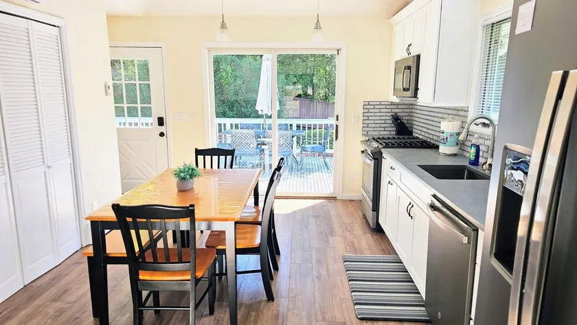 Serene upstairs apt. Walk to town, train, & beach ferry! Off-street parking. - Image 1