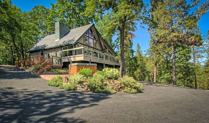 Private luxury custom Lodge with the best view of Lake Shasta and Shasta Caverns - Image 1