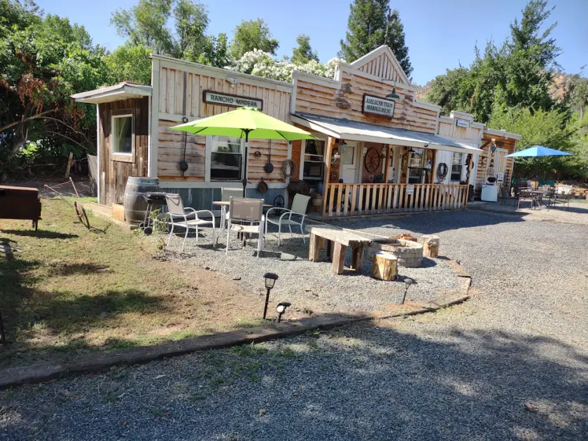Delightful Barn-Tavern Close to GIANT SEQUOIAS - Image 1