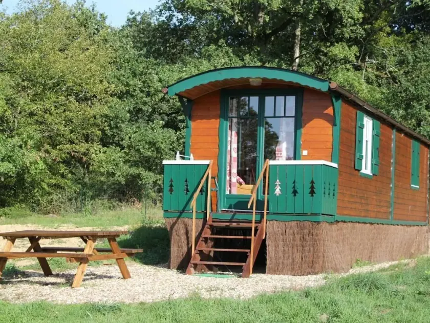Charming 28m² Gypsy Caravan in Val de Loire, Sleeps 4, Near Castles & Bike Trails - Image 1