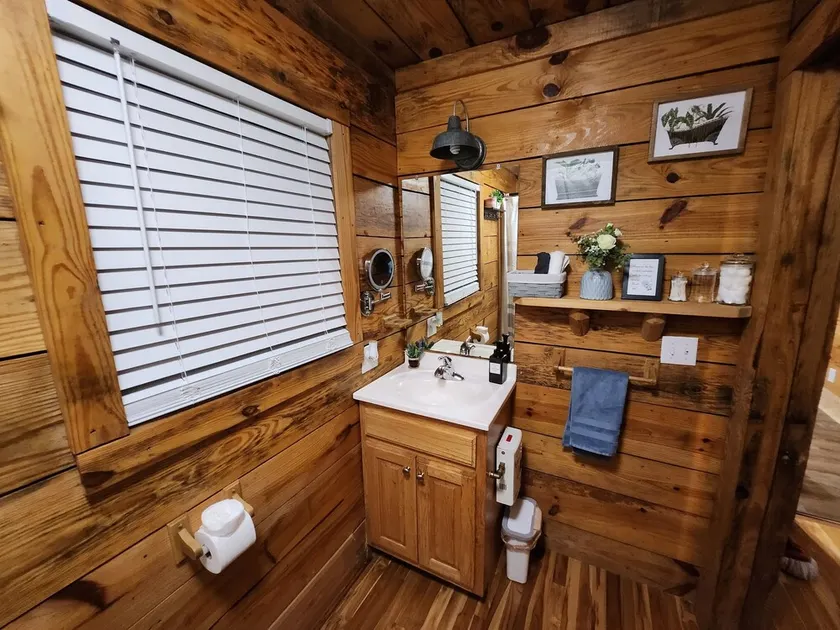 10. Spacious 1 bedroom cabin - Image 1