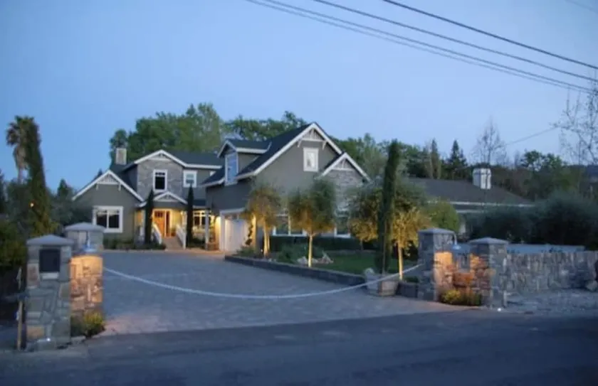 Modern farmhouse on the edge of town with pool. - Image 1