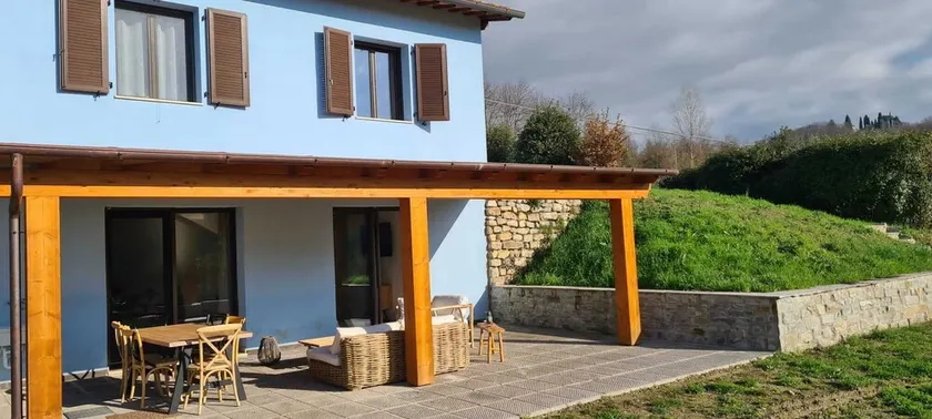 Blue villa surrounded by greenery between Arezzo Florence and Siena - Image 1