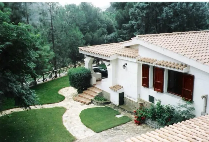 Unabhängige Villa mit exklusivem Grundstück Garten - Image 1
