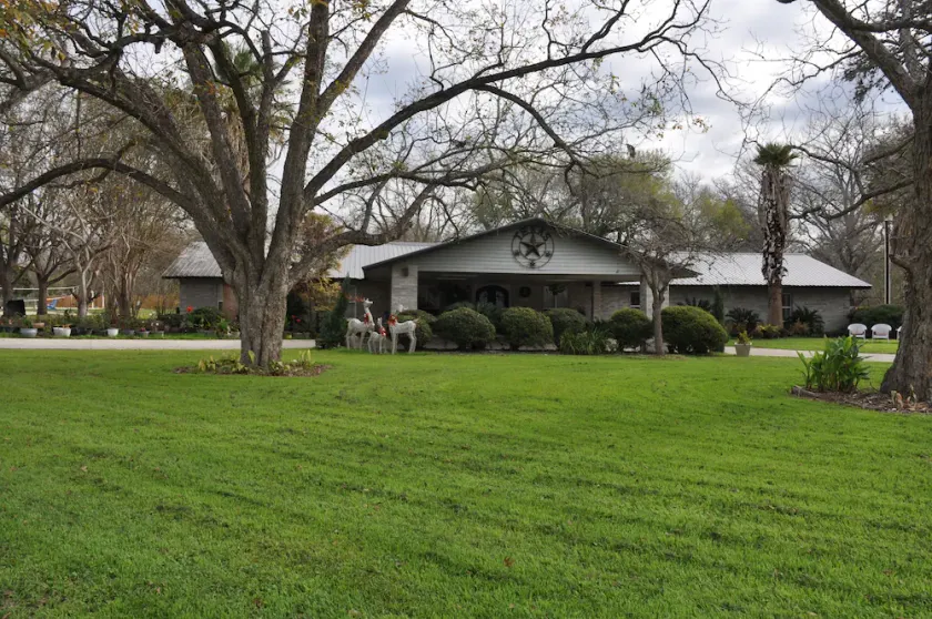 Popular large river home pool, pickelball, basketball, volleyball, nice area - Image 1