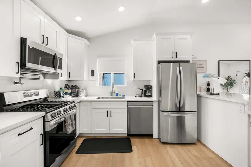 Marbella Lane - Cityside Haven w Touch of Charm - Image 1