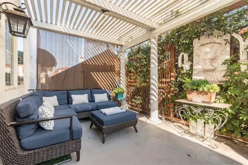 Spacious,best location,walk to beach, shops & dine - Image 1