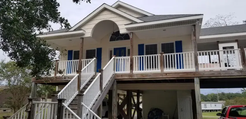 Charming 3-BR cottage with open floor plan, near Surf City Beaches & Marina.  - Image 1