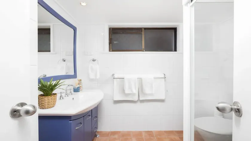 Shoal Bay Oasis - spacious five-bedroom retreat with spa, balcony views, walk to beach and parks - Image 1