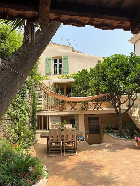 House with large terrace in the heart of the old town of Hyères - Image 1