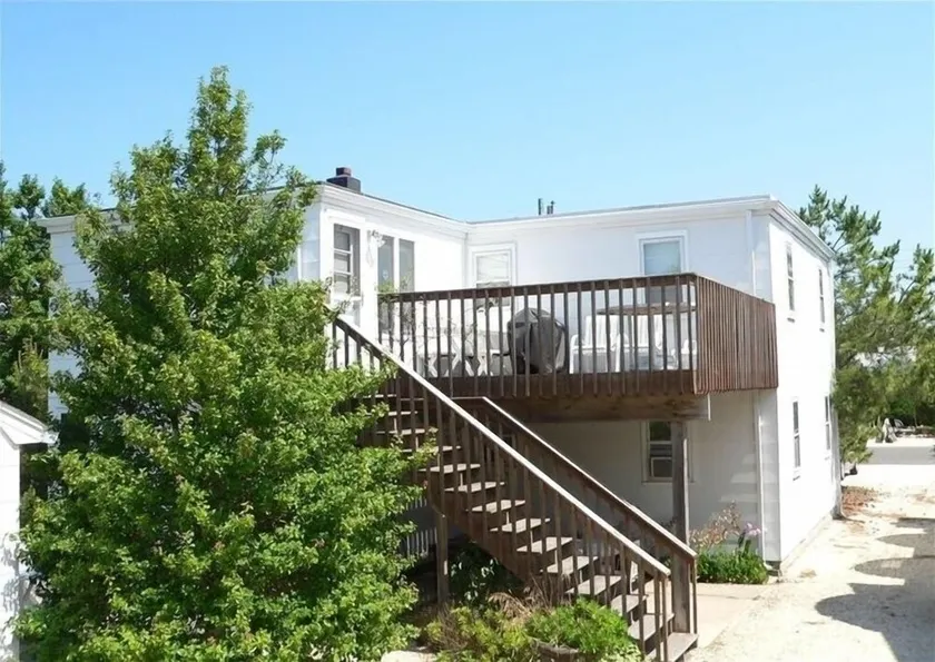 Part Of A Duplex 1-Block To Ocean+Bay Beaches, 2 Bedrooms, 1 Bathroom - Image 1