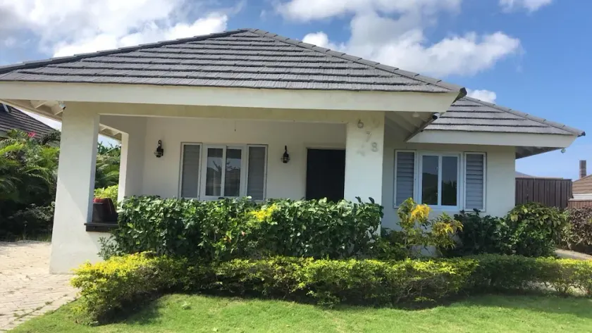 private house in gated community with access to private beach - Image 1