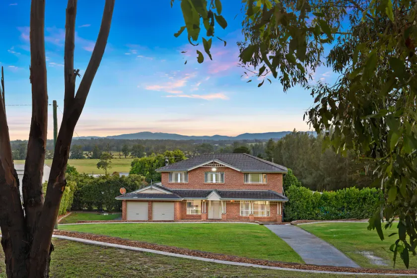 Lovedale Escape  Large family 5 bedroom home with pool, playground, pets welcome - Image 1
