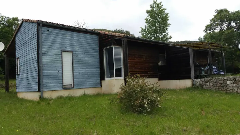 Charmante Villa en Bois, Implantée sur Terrain de 1700 m2 - Image 1