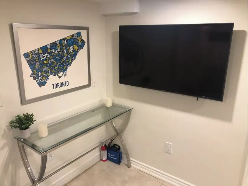 Cozy 1br +1 Apartment in Toronto's Midtown! - Image 1