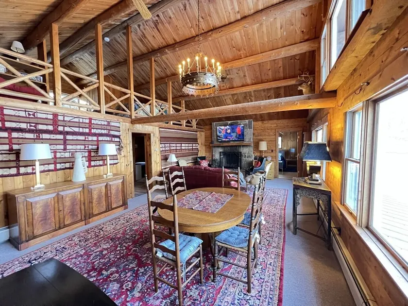 Cozy ski cabin, minutes to mountains - Image 1