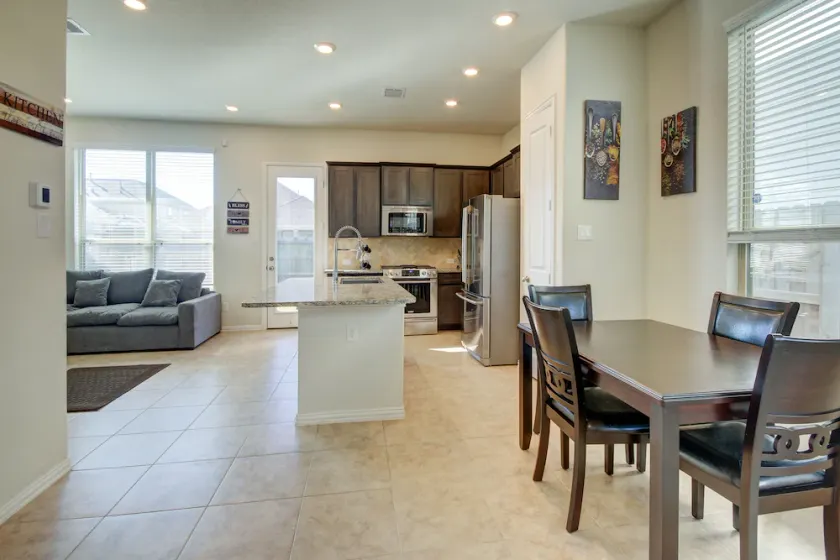 Luxurious Richmond Townhouse - 3 BR, Fenced Yard, Family-Friendly! - Image 1