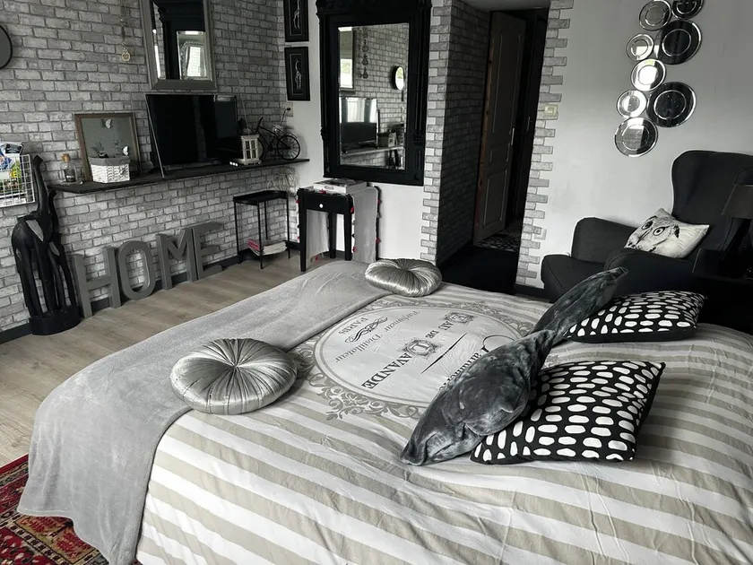Room with private kitchen, private toilet and private bathroom - Image 1