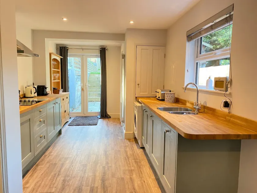 Refurbished Victorian Villa- Free Parking- Sleeps6 - Image 1