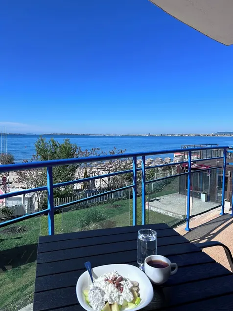 Frontline-beach 40m. Large airy appt. Balconies overlooking beach, sea & marina - Image 1