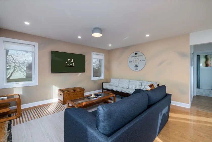 The Jones House | 4 Person Hotel-Style - Image 1