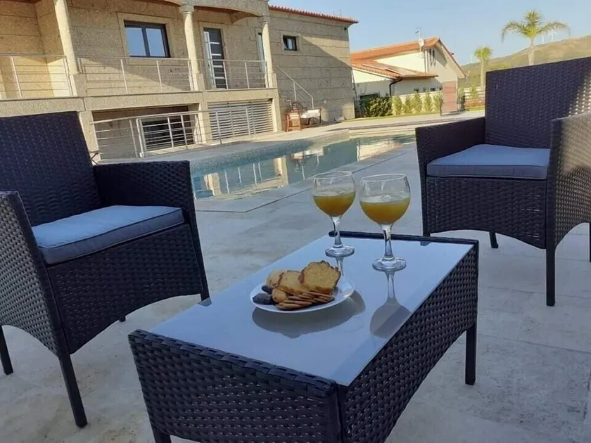 Magnifique villa contemporaine avec vue dans un écrin de verdure. - Image 1