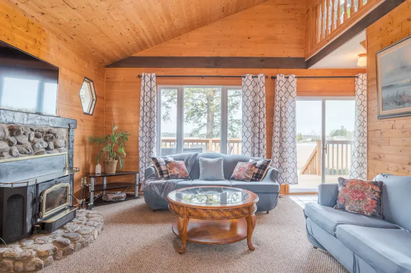 Pigeon Lake Lakefront Cottage - Image 1