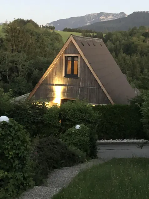Holiday house with mountain views - Image 1