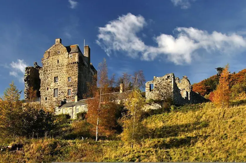 Neidpath Castle Barmkin, by The River Tweed - Image 1