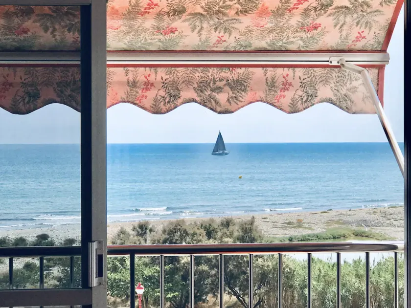 Beachfront apartment - Image 1