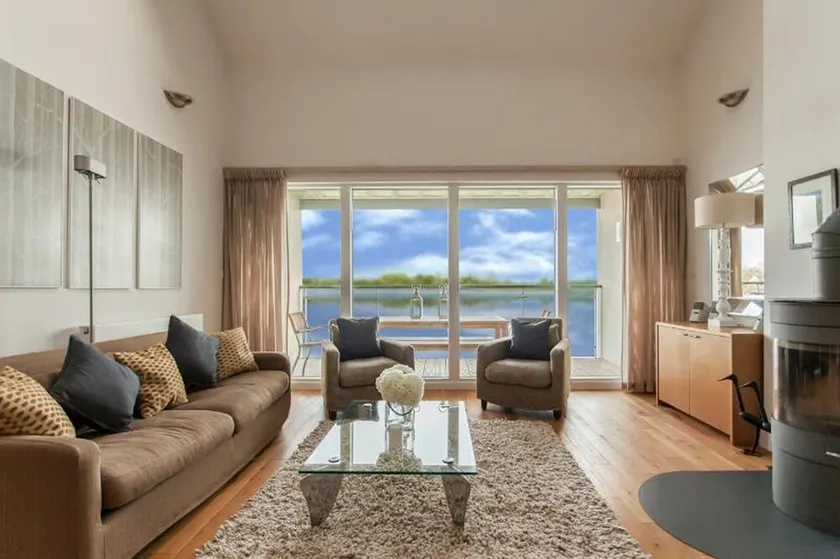 4 bed lakeside house/3 bathrooms, 6 adults +3 kids plus infant, pools/restaurant - Image 1
